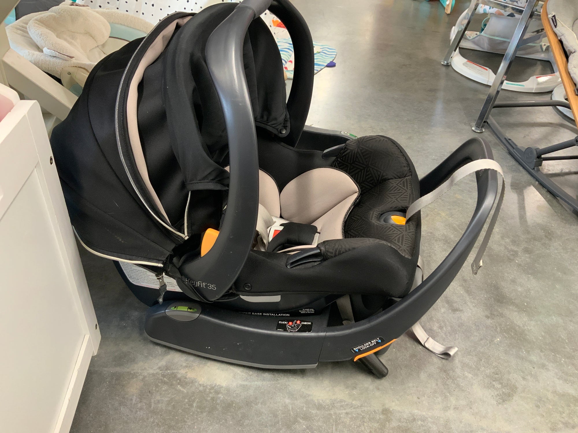Resale Chicco KeyFit 35 Infant Carseat w 1 base