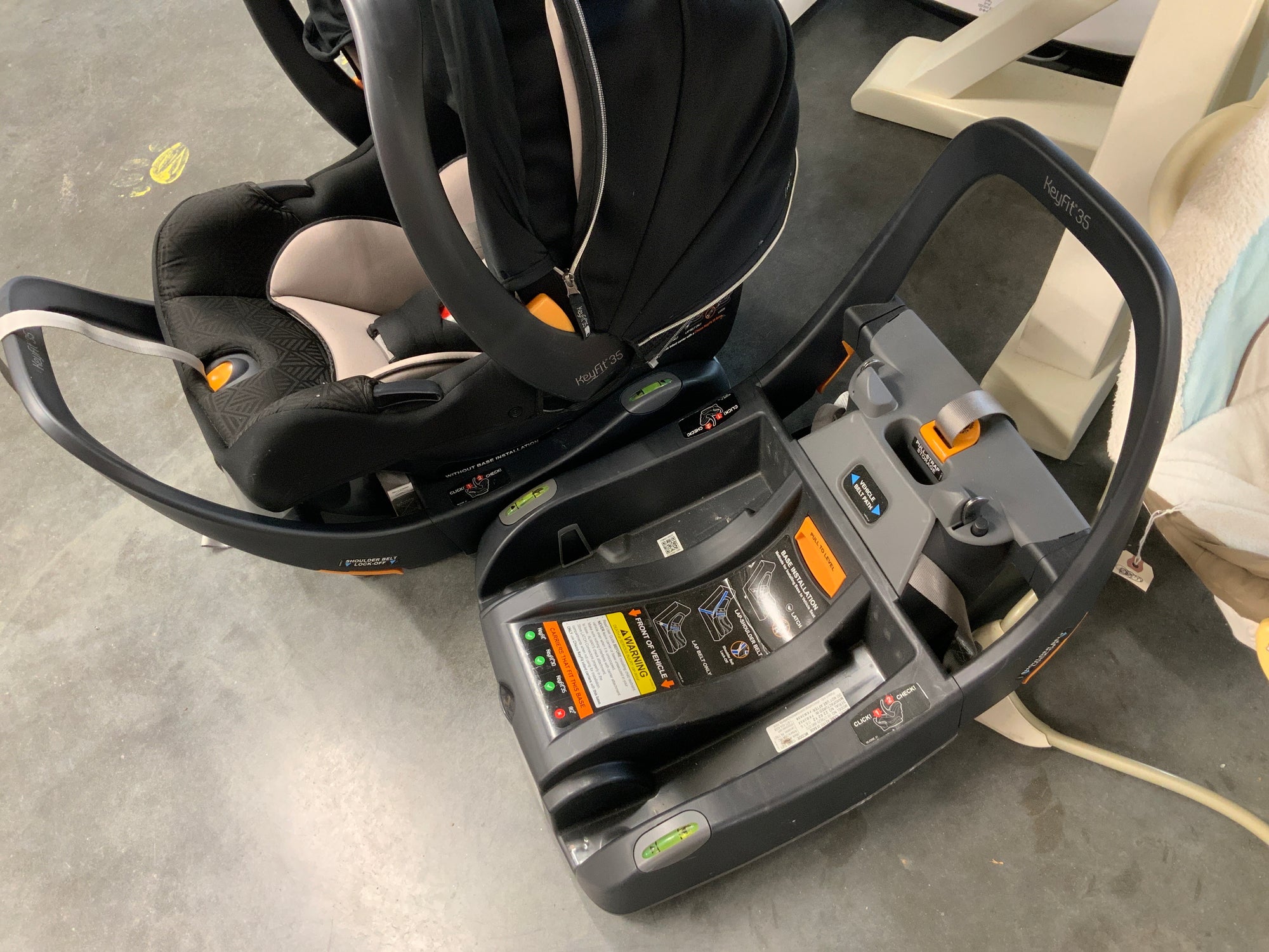 Resale Chicco KeyFit 35 Infant Carseat w 1 base