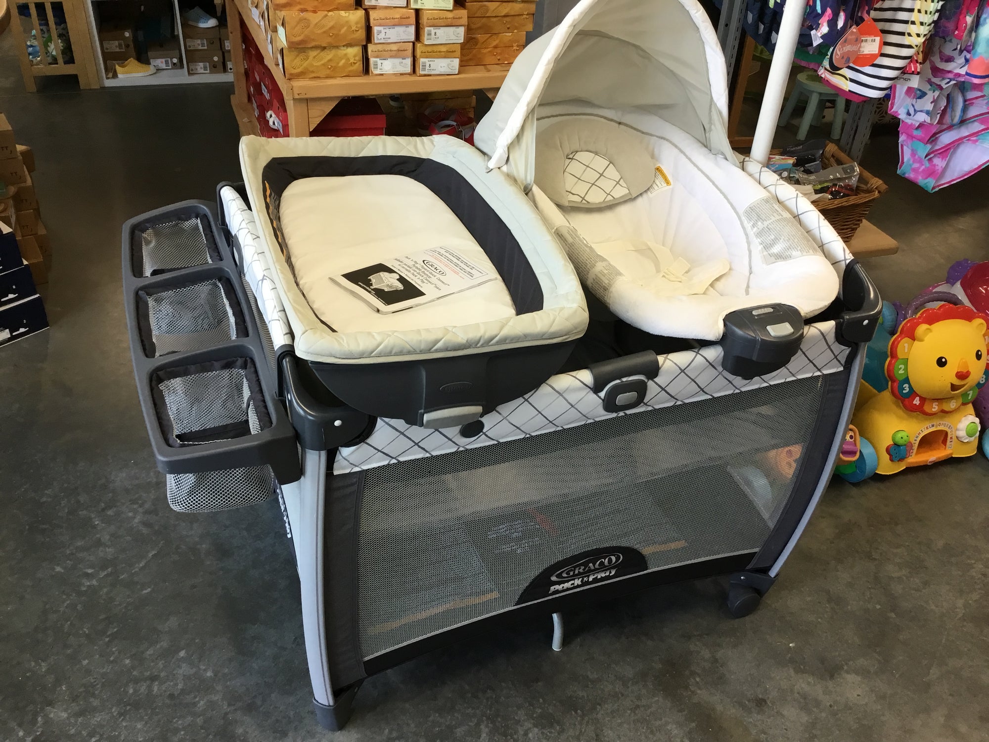 Resale Graco Pack n’ Play with Changing Pad and lounger