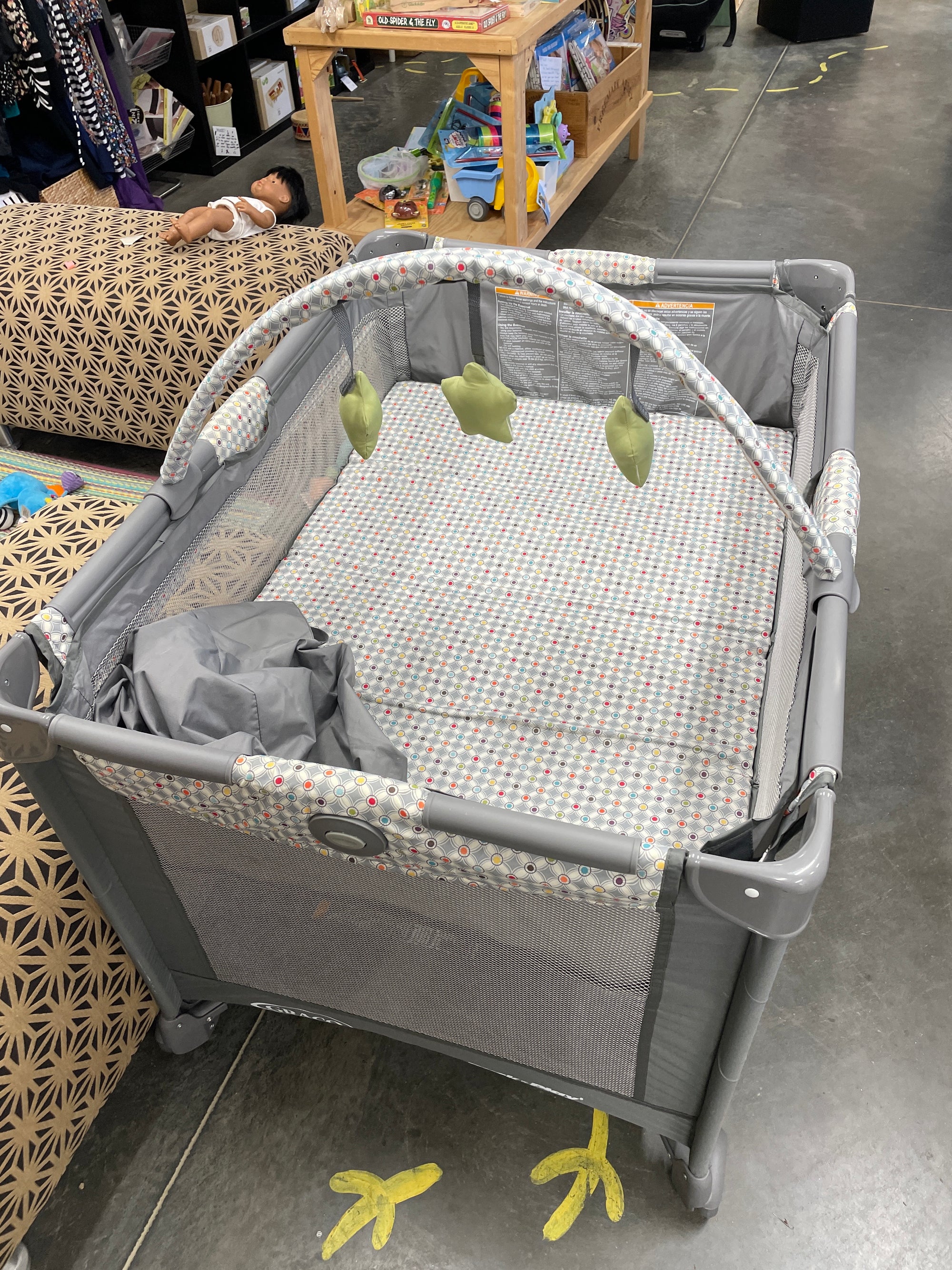 Resale Graco Pack n’ Play with Bassinet level