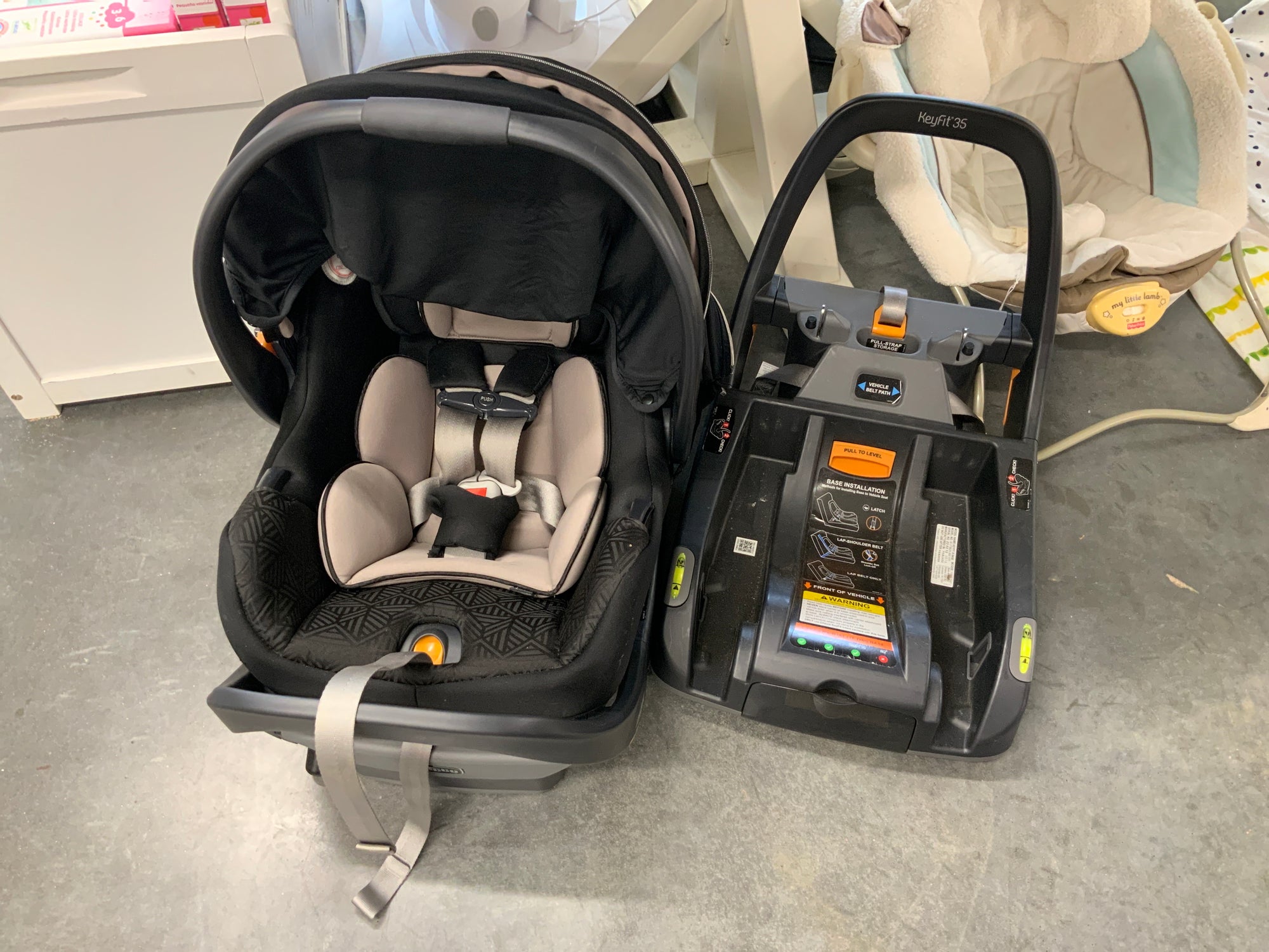 Resale Chicco KeyFit 35 Infant Carseat w 1 base