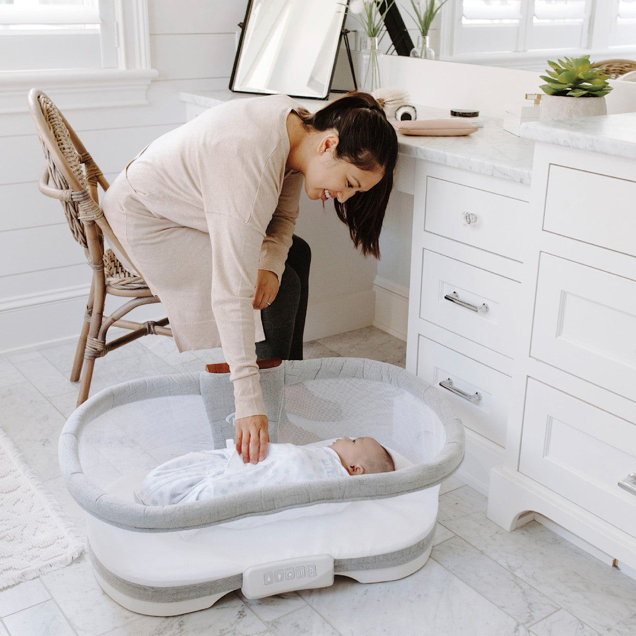 Halo Bassinest Swivel Sleeper Luxe Series - Local Pick Up Only